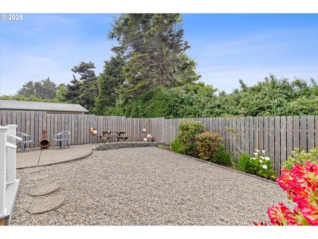 2865 Nw NEPTUNE Ave, Lincoln City, OR 97367