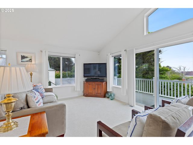 2865 Nw NEPTUNE Ave, Lincoln City, OR 97367