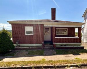 122 E Harvey Street, Masontown, PA 15461