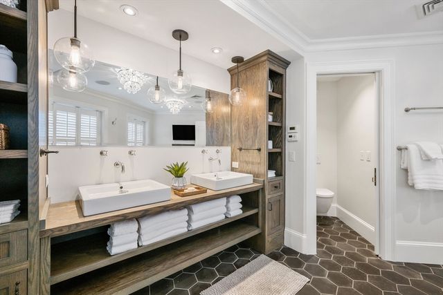 6 West Hill Place, Boston, MA 02114