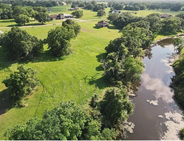 1223 Mill Road, Angleton, TX 77515