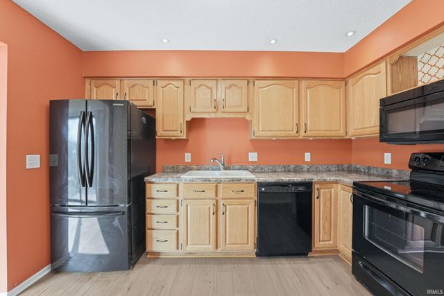 8028 Harrisburg Lane, Fort Wayne, IN 46835