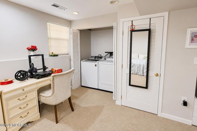 17 Abby Road, Farmingdale, NJ 07727