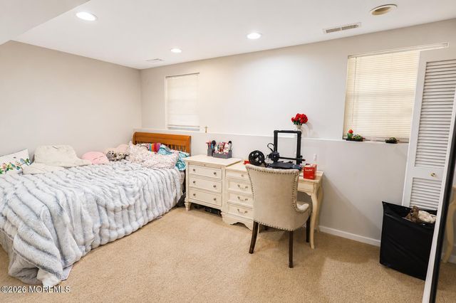 17 Abby Road, Farmingdale, NJ 07727