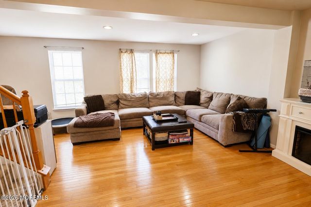 17 Abby Road, Farmingdale, NJ 07727