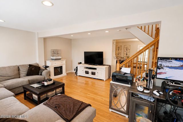 17 Abby Road, Farmingdale, NJ 07727