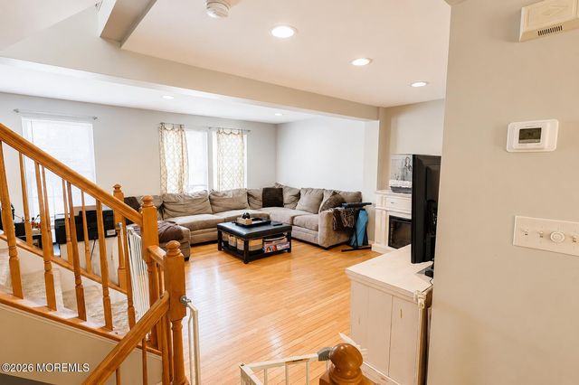 17 Abby Road, Farmingdale, NJ 07727