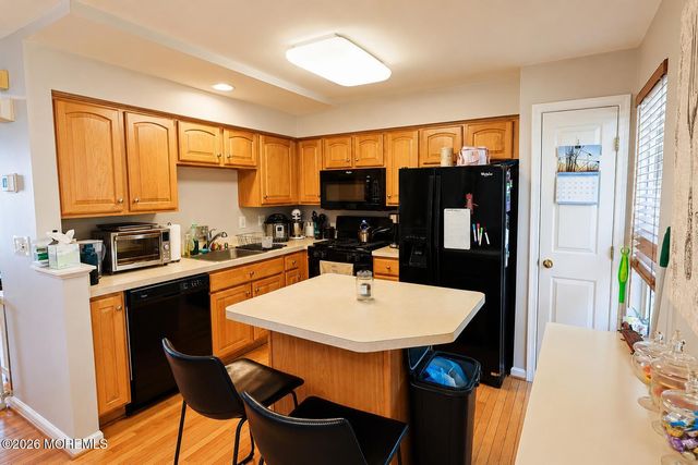 17 Abby Road, Farmingdale, NJ 07727