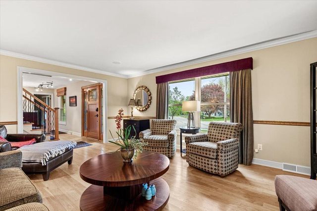 800 Sweetbriar COURT, Waukesha, WI 53186