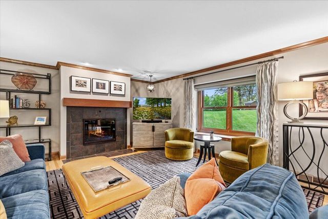 800 Sweetbriar COURT, Waukesha, WI 53186