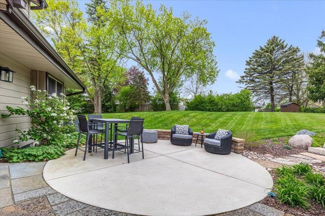 800 Sweetbriar COURT, Waukesha, WI 53186