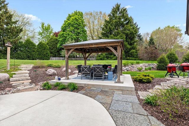 800 Sweetbriar COURT, Waukesha, WI 53186