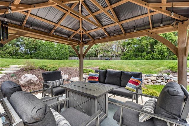 800 Sweetbriar COURT, Waukesha, WI 53186