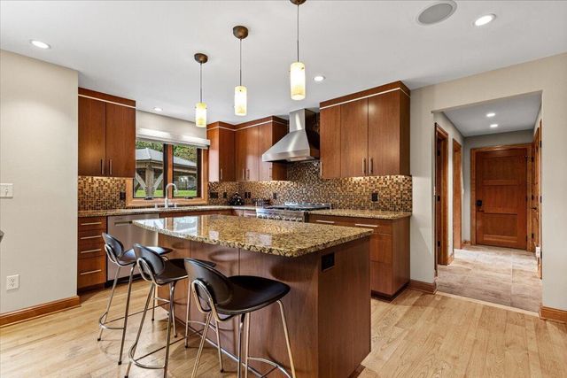 800 Sweetbriar COURT, Waukesha, WI 53186