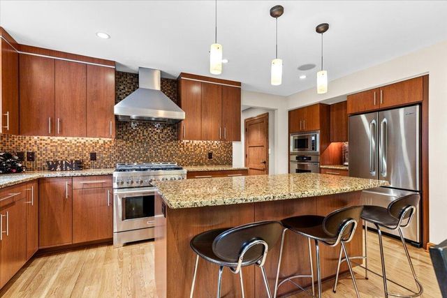 800 Sweetbriar COURT, Waukesha, WI 53186