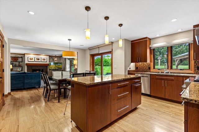 800 Sweetbriar COURT, Waukesha, WI 53186