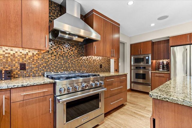 800 Sweetbriar COURT, Waukesha, WI 53186