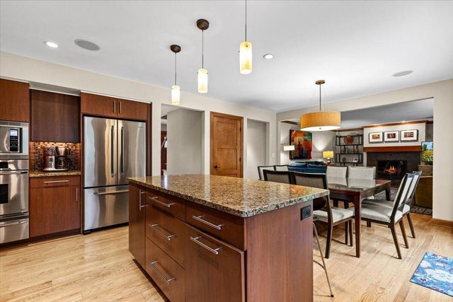 800 Sweetbriar COURT, Waukesha, WI 53186