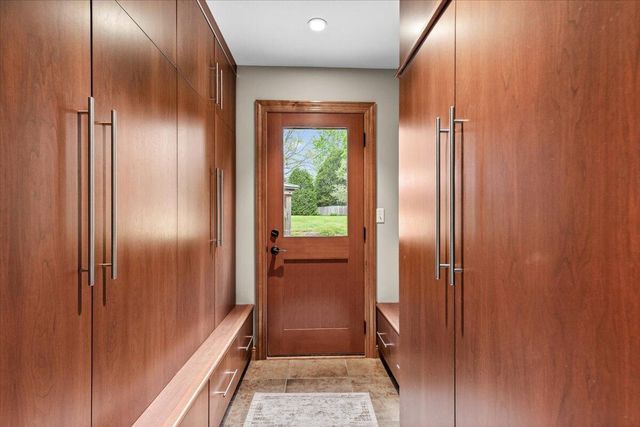 800 Sweetbriar COURT, Waukesha, WI 53186