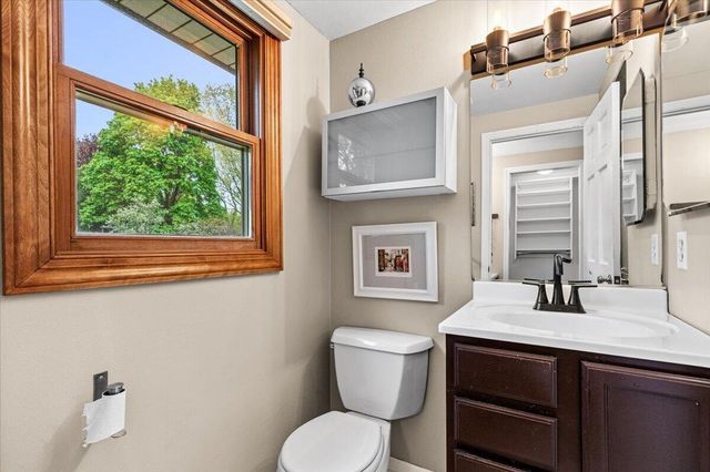 800 Sweetbriar COURT, Waukesha, WI 53186