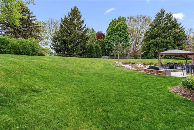 800 Sweetbriar COURT, Waukesha, WI 53186