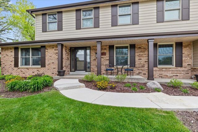 800 Sweetbriar COURT, Waukesha, WI 53186