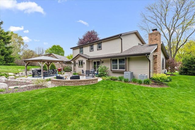 800 Sweetbriar COURT, Waukesha, WI 53186