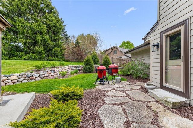 800 Sweetbriar COURT, Waukesha, WI 53186