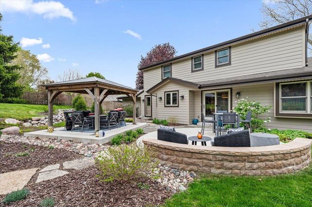 800 Sweetbriar COURT, Waukesha, WI 53186