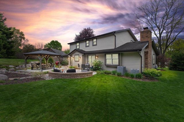 800 Sweetbriar COURT, Waukesha, WI 53186