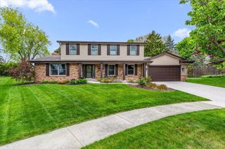 800 Sweetbriar COURT, Waukesha, WI 53186