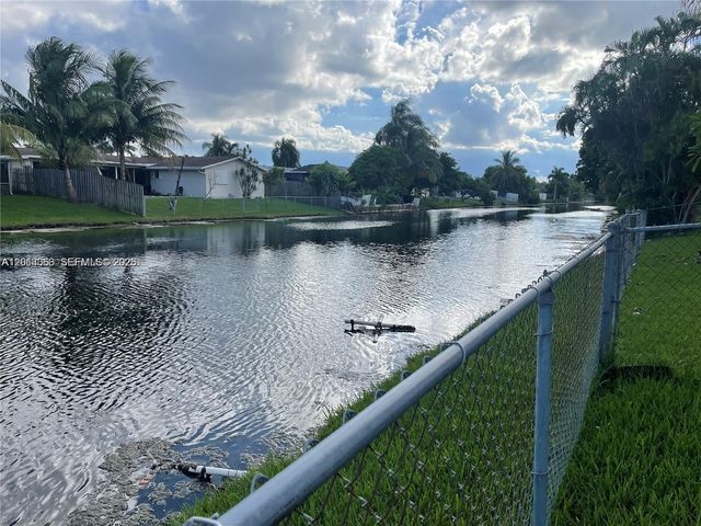 9590 NW 24th Pl, Sunrise, FL 33322