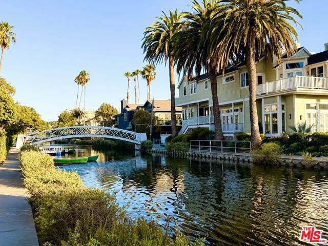 404 Venice Way, Los Angeles, CA 90291
