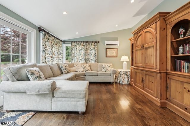 99 Algonquin Trl, Oakland Boro, NJ 07436