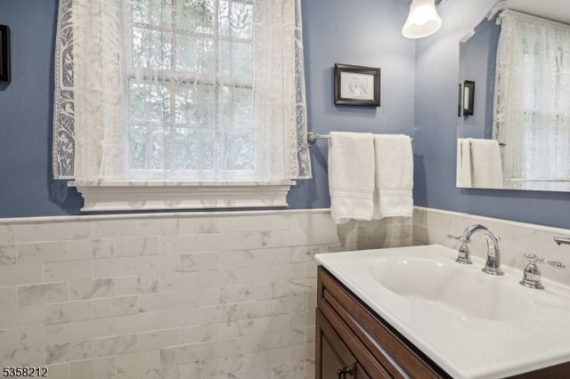 99 Algonquin Trl, Oakland Boro, NJ 07436