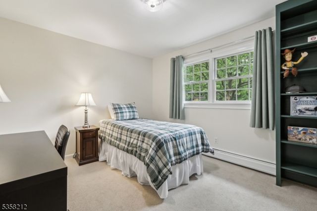 99 Algonquin Trl, Oakland Boro, NJ 07436