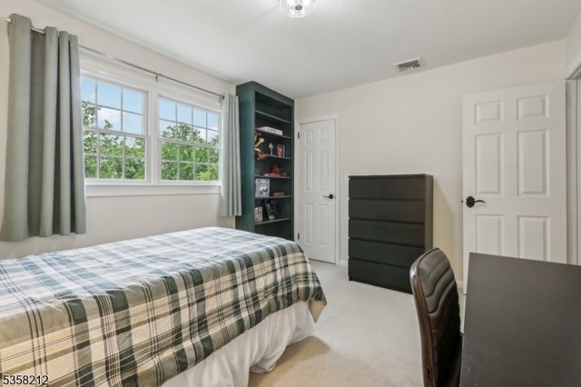 99 Algonquin Trl, Oakland Boro, NJ 07436