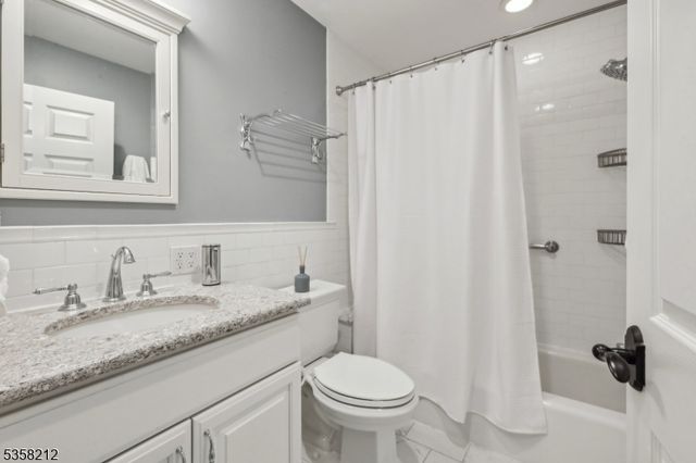 99 Algonquin Trl, Oakland Boro, NJ 07436