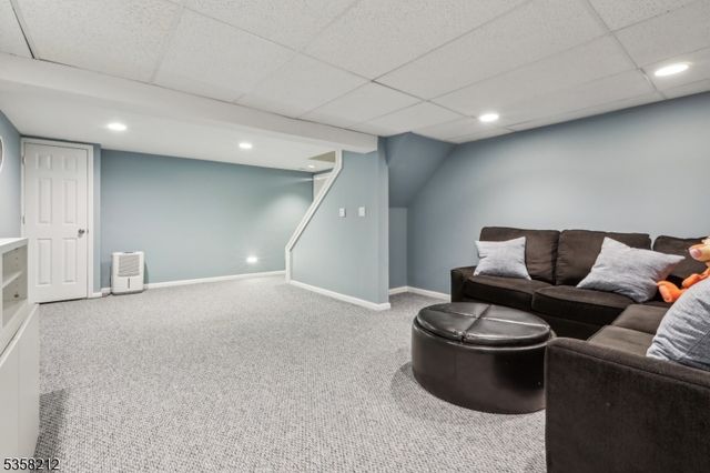 99 Algonquin Trl, Oakland Boro, NJ 07436
