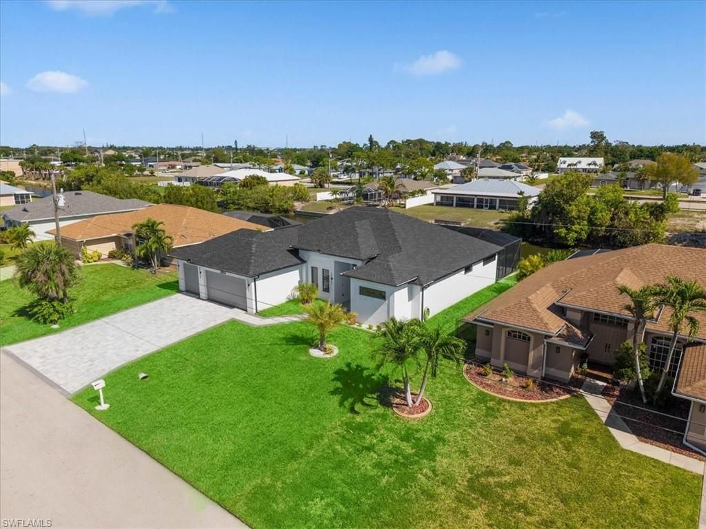 Image 3 of property listing at 203 SE 11th TER, Cape Coral, FL 33990
