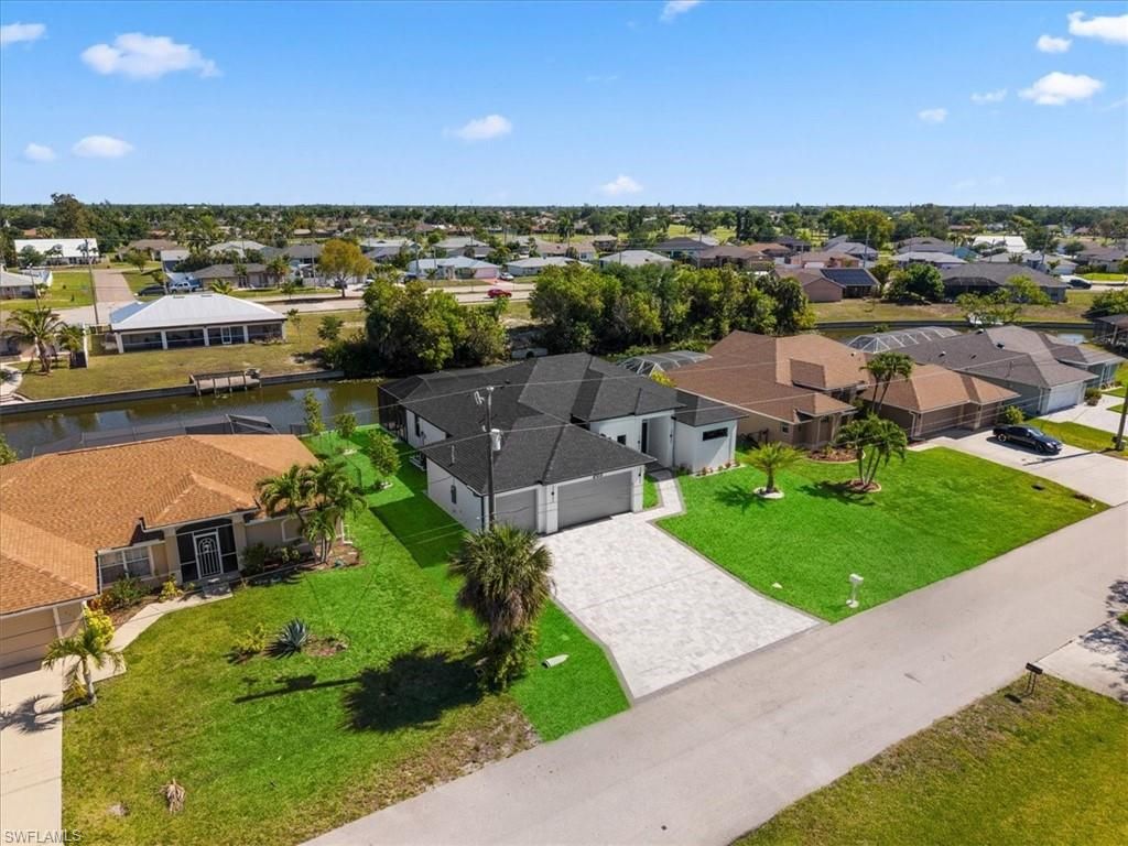 Image 4 of property listing at 203 SE 11th TER, Cape Coral, FL 33990