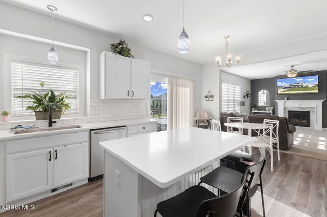 176 Avilyn Lane, Oregon, OH 43616