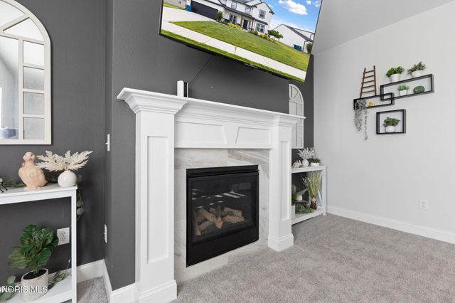 176 Avilyn Lane, Oregon, OH 43616