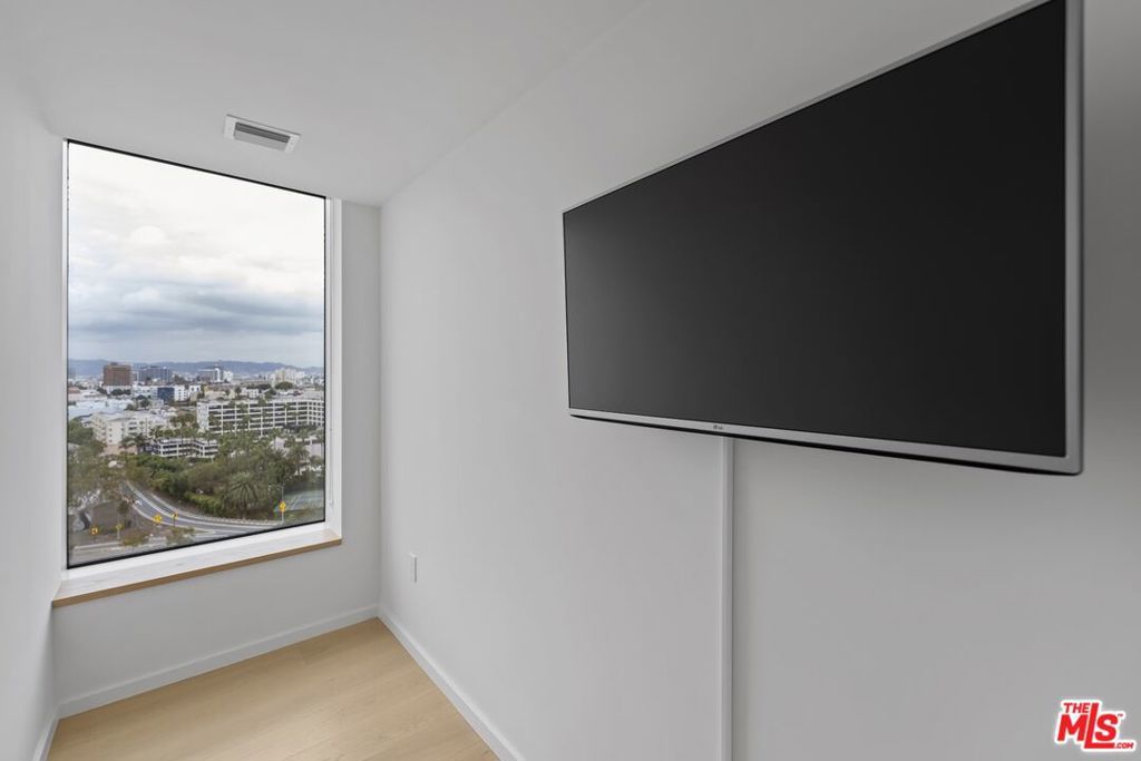 Image 12 of property listing at 889 Francisco Street 1508, Los Angeles, CA 90017