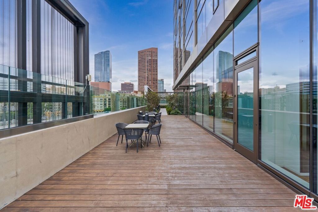 Image 28 of property listing at 889 Francisco Street 1508, Los Angeles, CA 90017