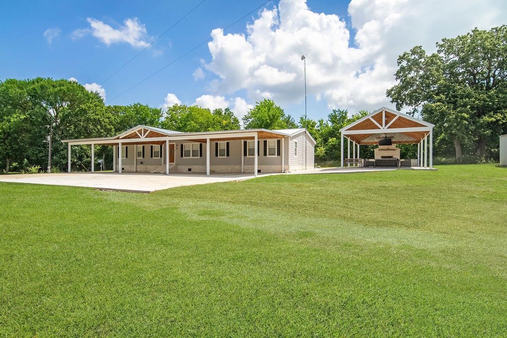 555 Wilder Crest Lane, Brenham, TX 77833