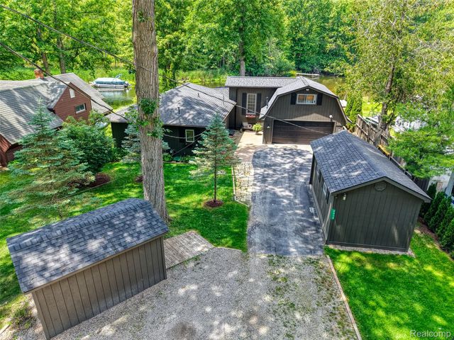 6415 Riverdale Road, Hamburg Township, MI 48189