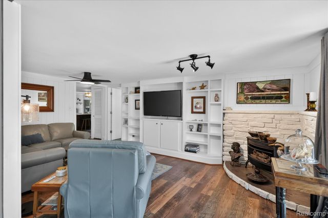 6415 Riverdale Road, Hamburg Township, MI 48189