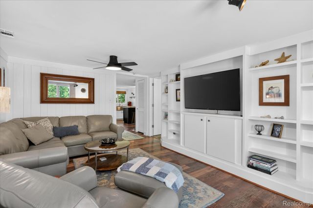 6415 Riverdale Road, Hamburg Township, MI 48189