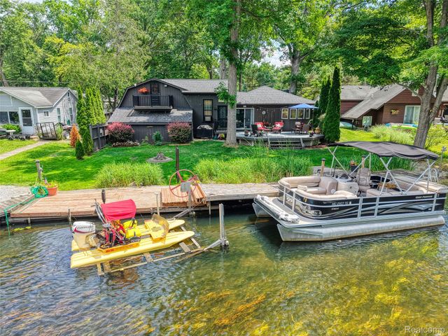 6415 Riverdale Road, Hamburg Township, MI 48189